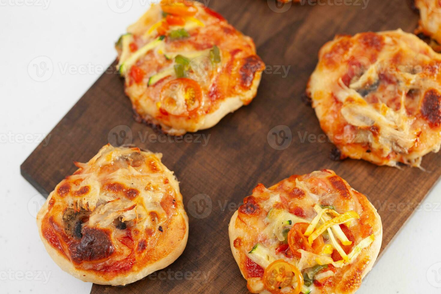 delicioso somente cozido caseiro mini pizzas. foto