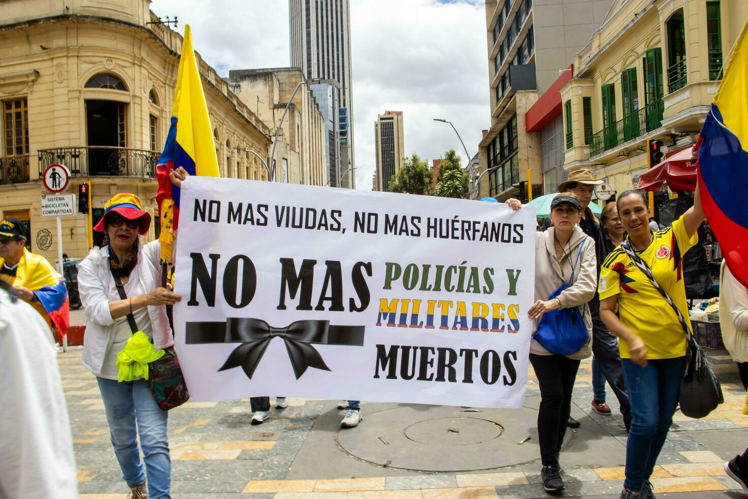 bogotá, Colômbia, 16 agosto 2023. marcha Perguntando para gustavo petro impeachment. pacífico protesto marcha dentro Bogotá Colômbia contra a governo do gustavo petro chamado la marcha de la prefeito. foto