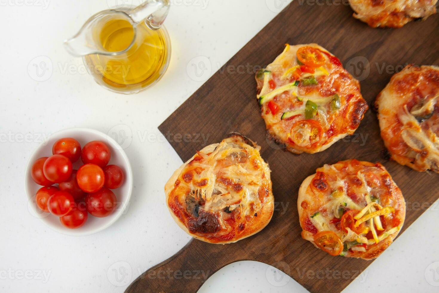 delicioso somente cozido caseiro mini pizzas. foto