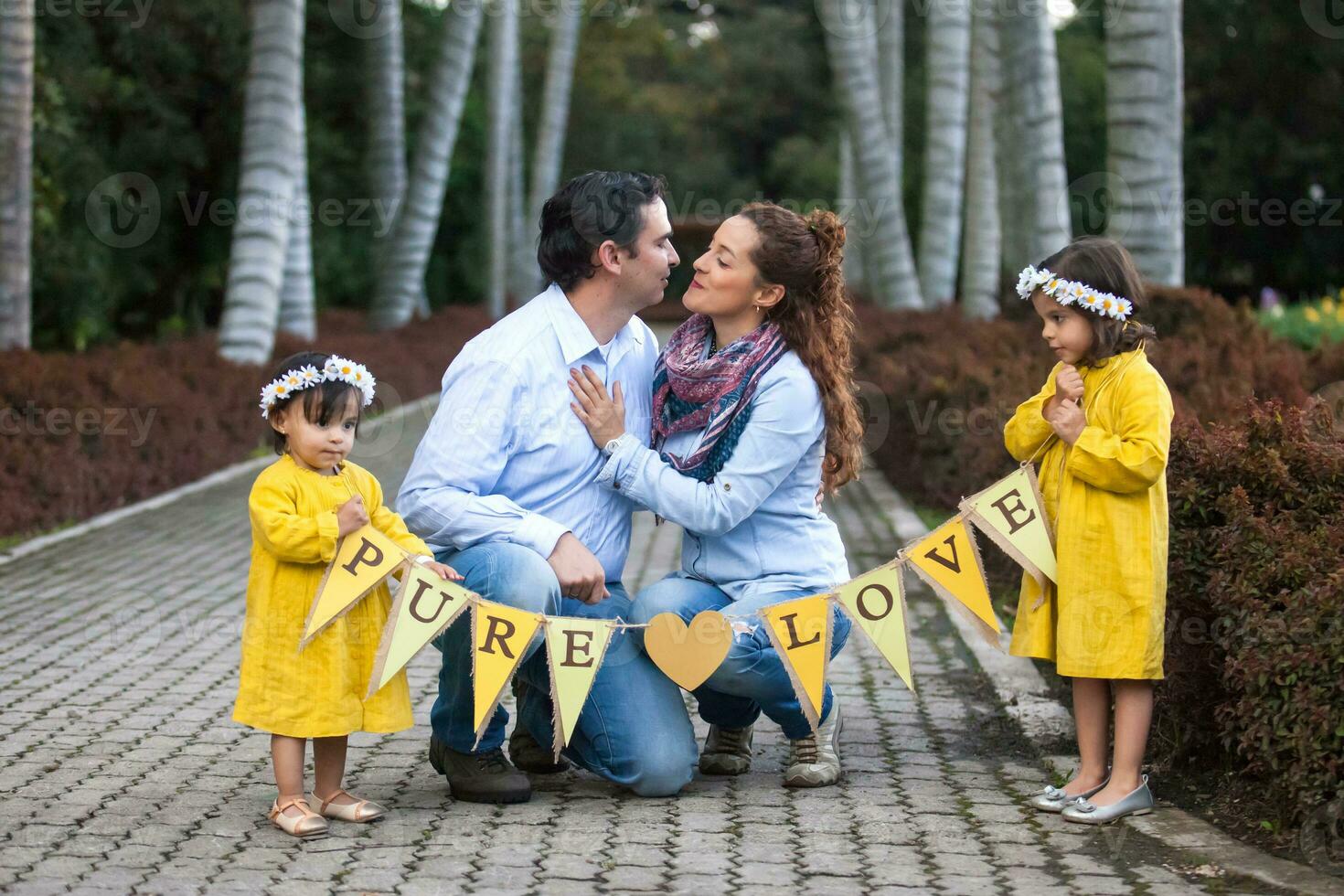 família do quatro tendo Diversão ao ar livre dentro uma lindo ensolarado dia às a parque. felicidade conceito. família conceito. foto