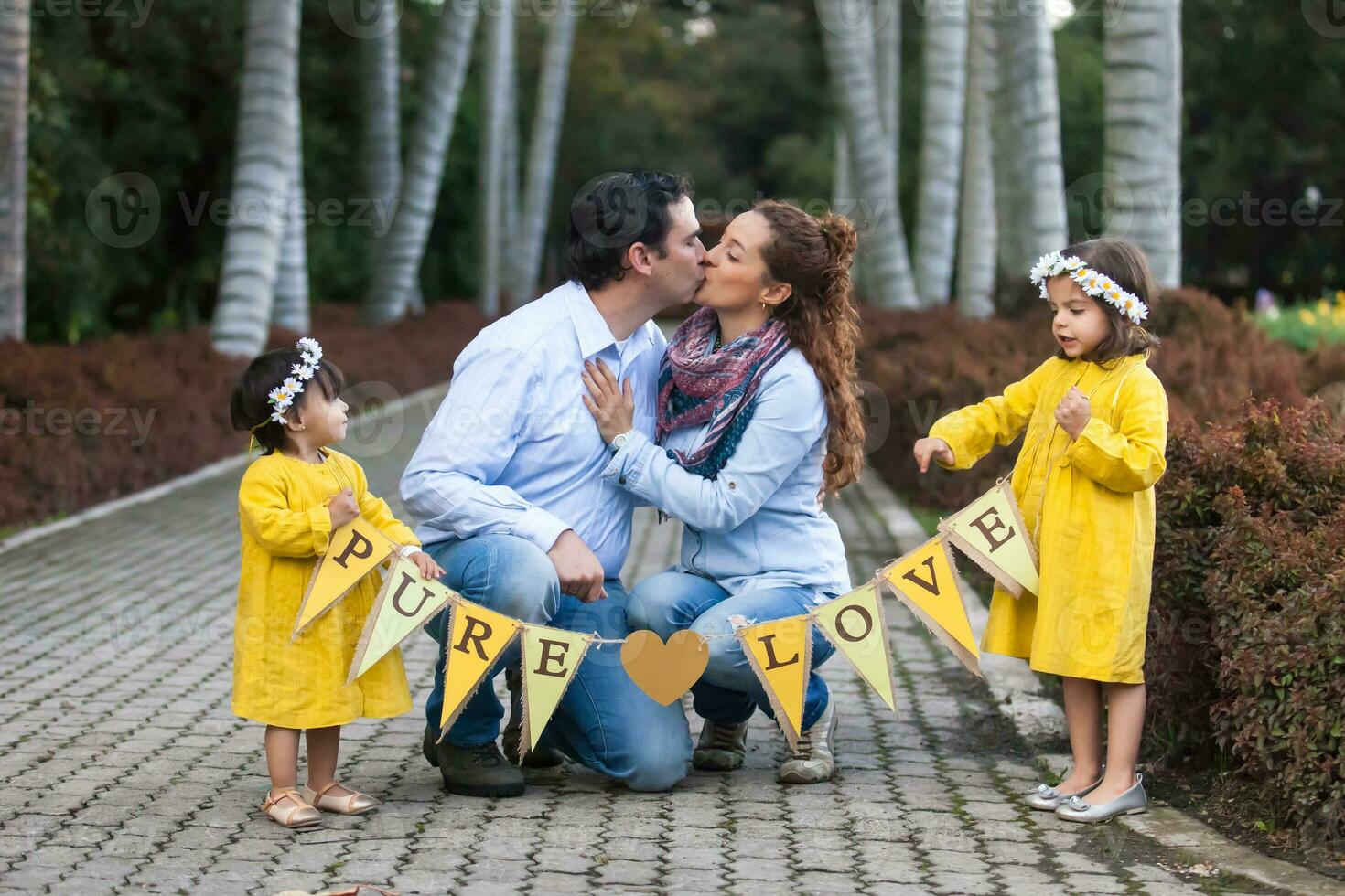 família do quatro tendo Diversão ao ar livre dentro uma lindo ensolarado dia às a parque. felicidade conceito. família conceito. foto