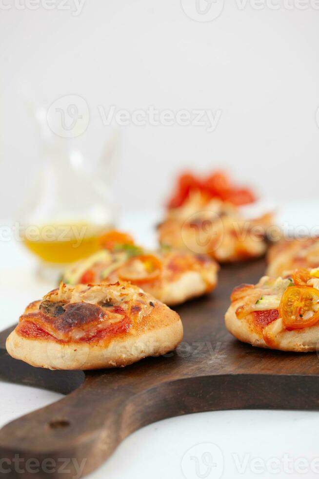 delicioso somente cozido caseiro mini pizzas. foto