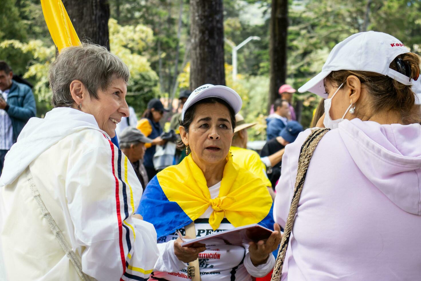 bogotá, Colômbia, 16 agosto 2023. pessoas assinatura para a cabido aberto. Marche Perguntando para gustavo petro impeachment. foto