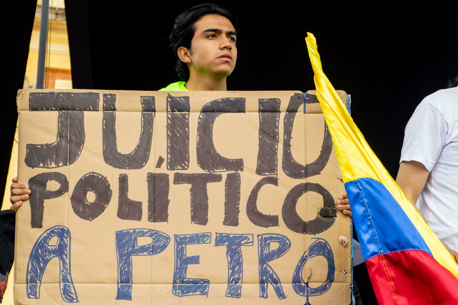 bogotá, Colômbia, 16 agosto 2023. marcha Perguntando para gustavo petro impeachment. pacífico protesto marcha dentro Bogotá Colômbia contra a governo do gustavo petro chamado la marcha de la prefeito. foto