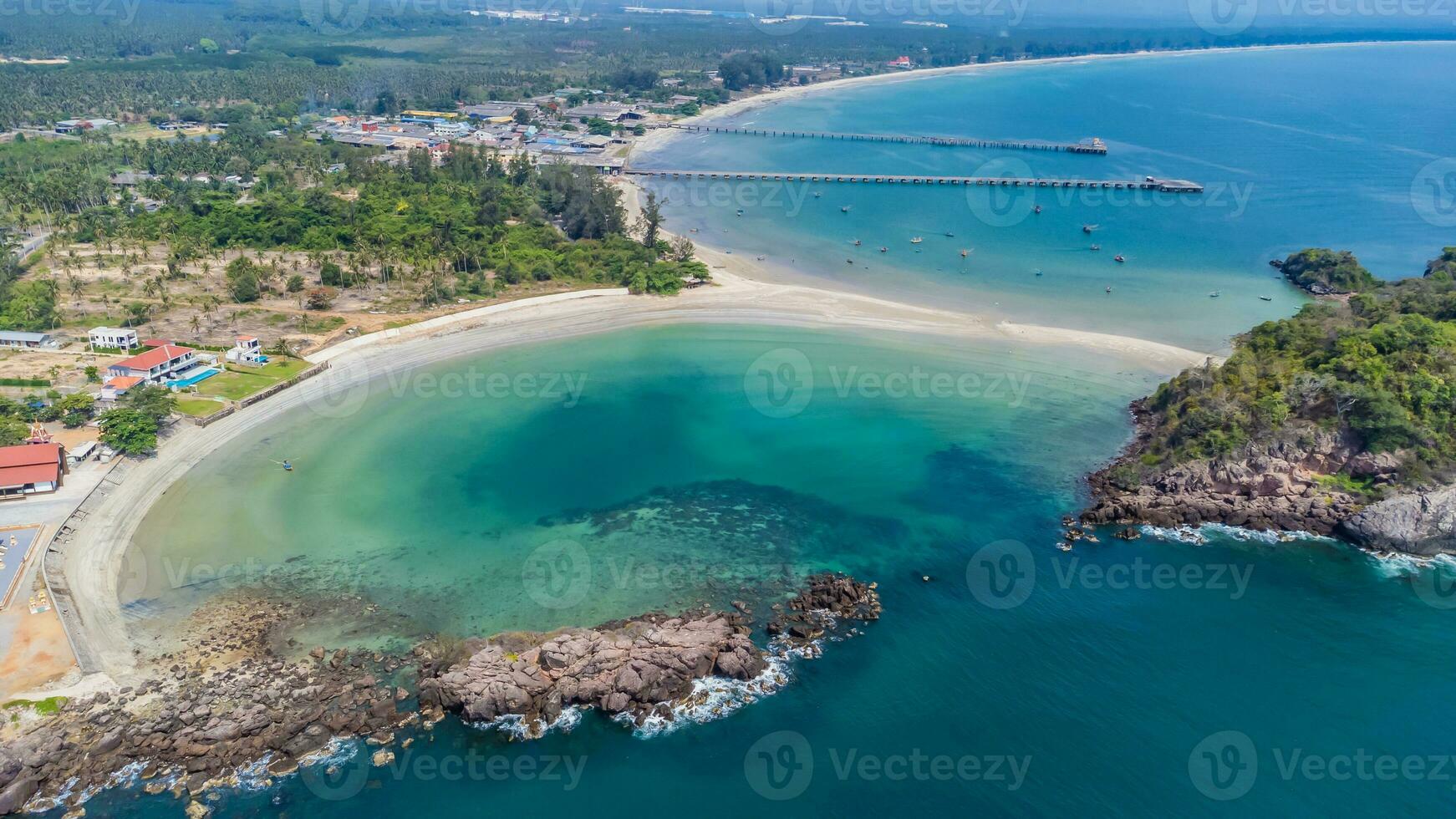 Alto ângulo tiro aéreo viwe do mar baía Tailândia foto
