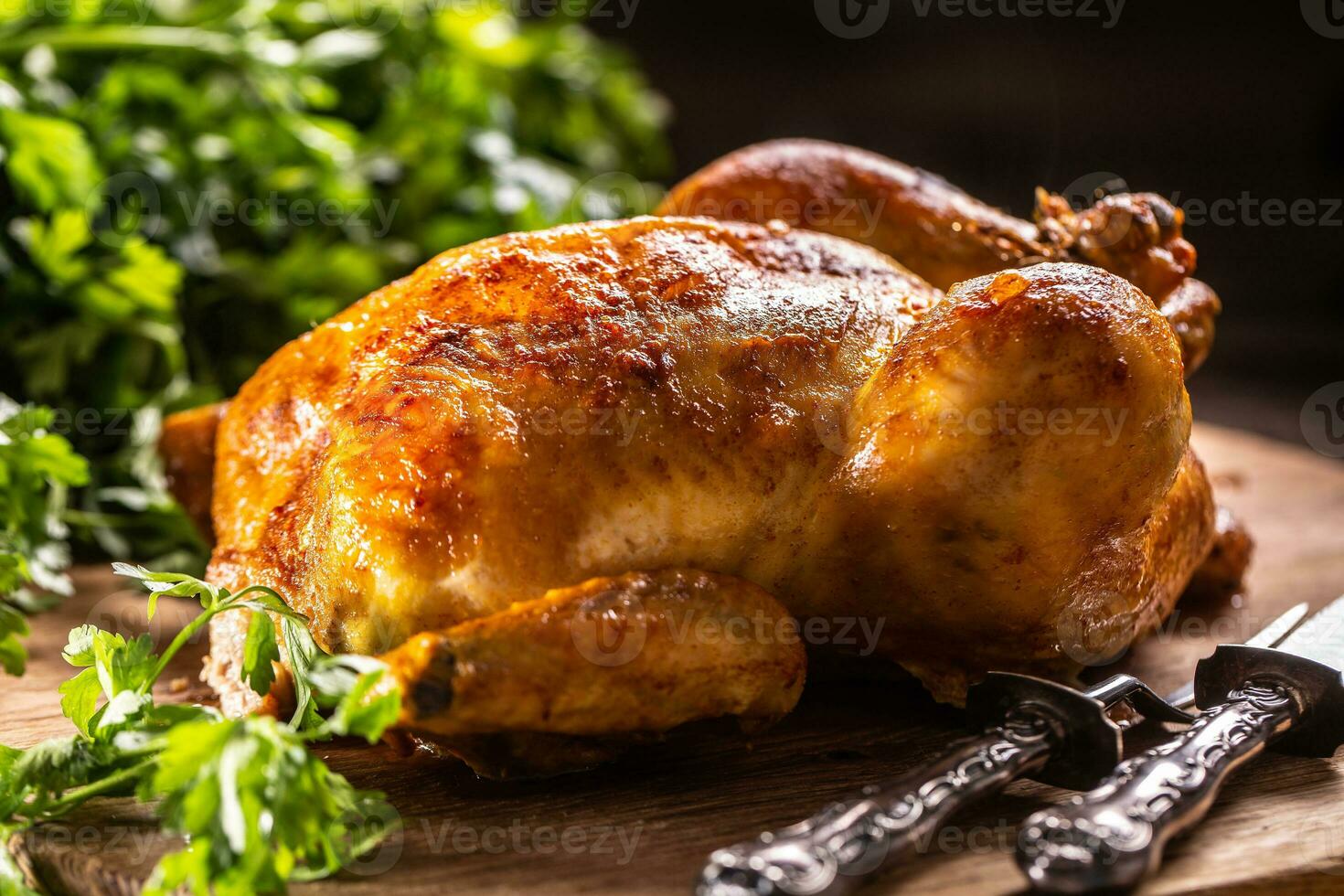 assado frango todo em uma de madeira corte borda foto