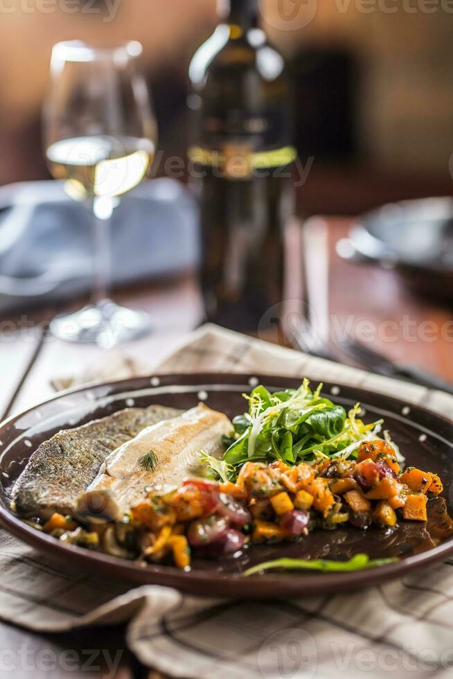 assado peixe filé com Pumpkim peças e erva decoração dentro bar ou restaurante foto