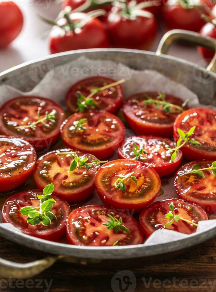 fresco tomates dentro panela pronto para seco ou assado foto