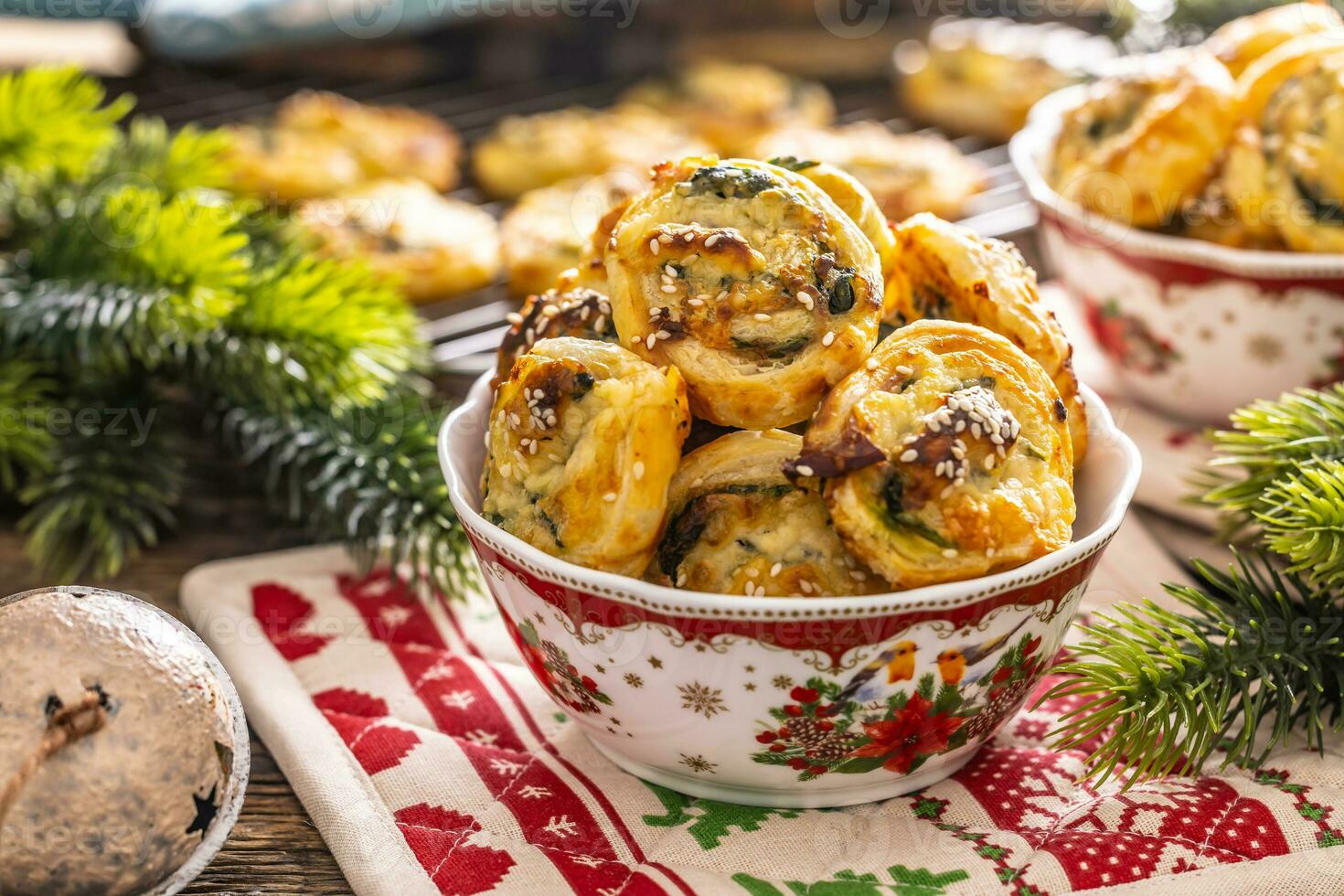 Natal salgado pastelaria, mini pizza bolos dentro uma típica Natal prato e festivo decorações foto