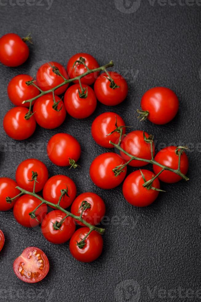 delicioso fresco cereja tomates em a galhos Como a ingrediente para cozinhando uma vegetariano prato foto