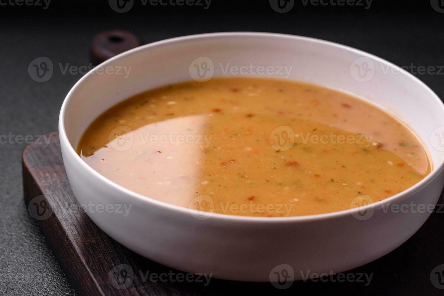 delicioso fresco vegetal sopa com cenouras, pimentas, batatas e cebolas foto