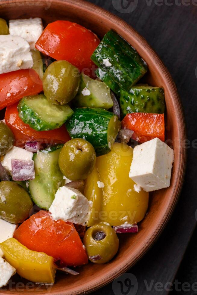 delicioso fresco, suculento grego salada com feta queijo, azeitonas, tomates, pepino foto