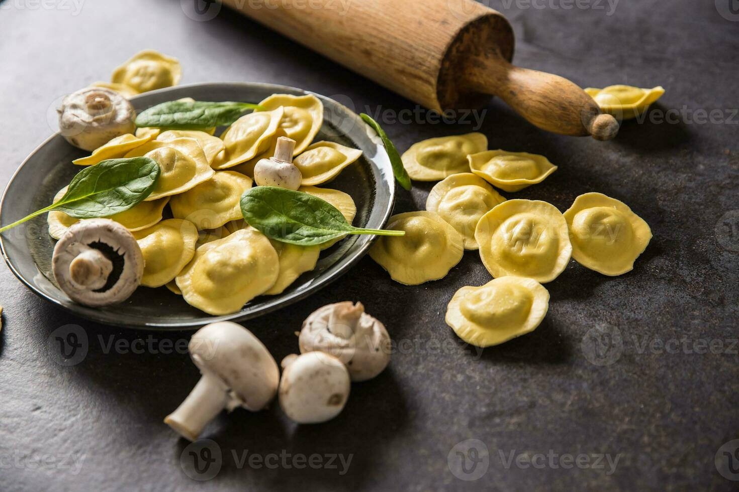 cru Ravioli com farinha ovo musrooms e e espinafre. italiano ou Mediterrâneo saudável cozinha foto