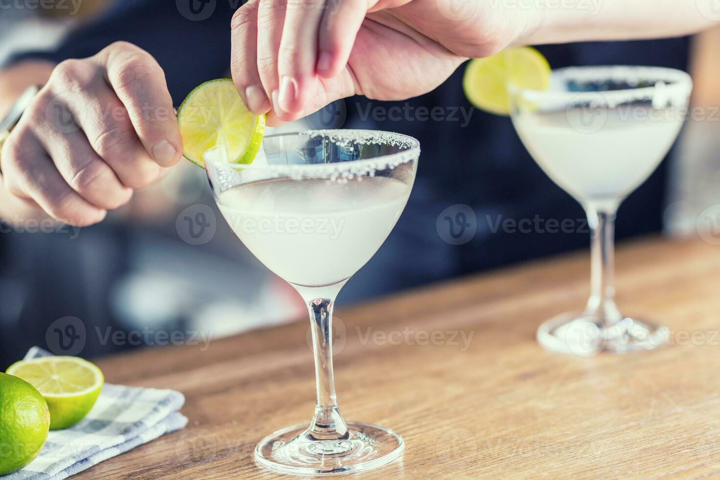 Margarita. margatita alcoólico coquetel beber em balcão de bar dentro bar ou restaurante foto