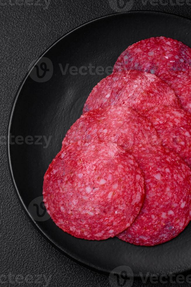 delicioso defumado salame linguiça com sal, especiarias e ervas foto