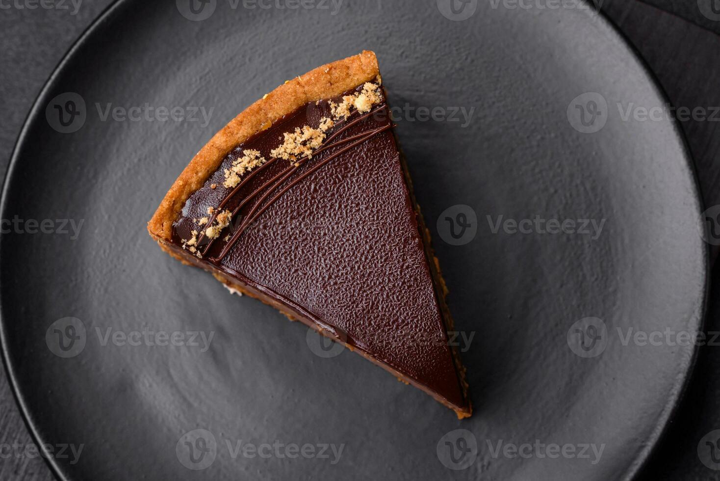 delicioso, fresco, doce chocolate bolo com nozes cortar para dentro fatias foto