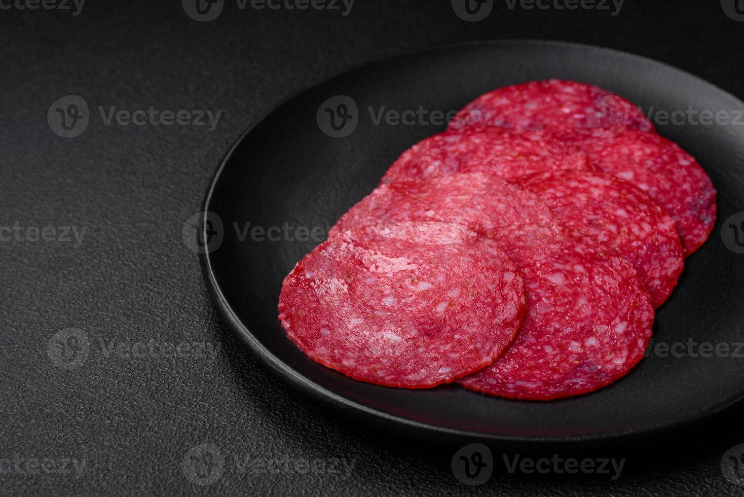 delicioso defumado salame linguiça com sal, especiarias e ervas foto