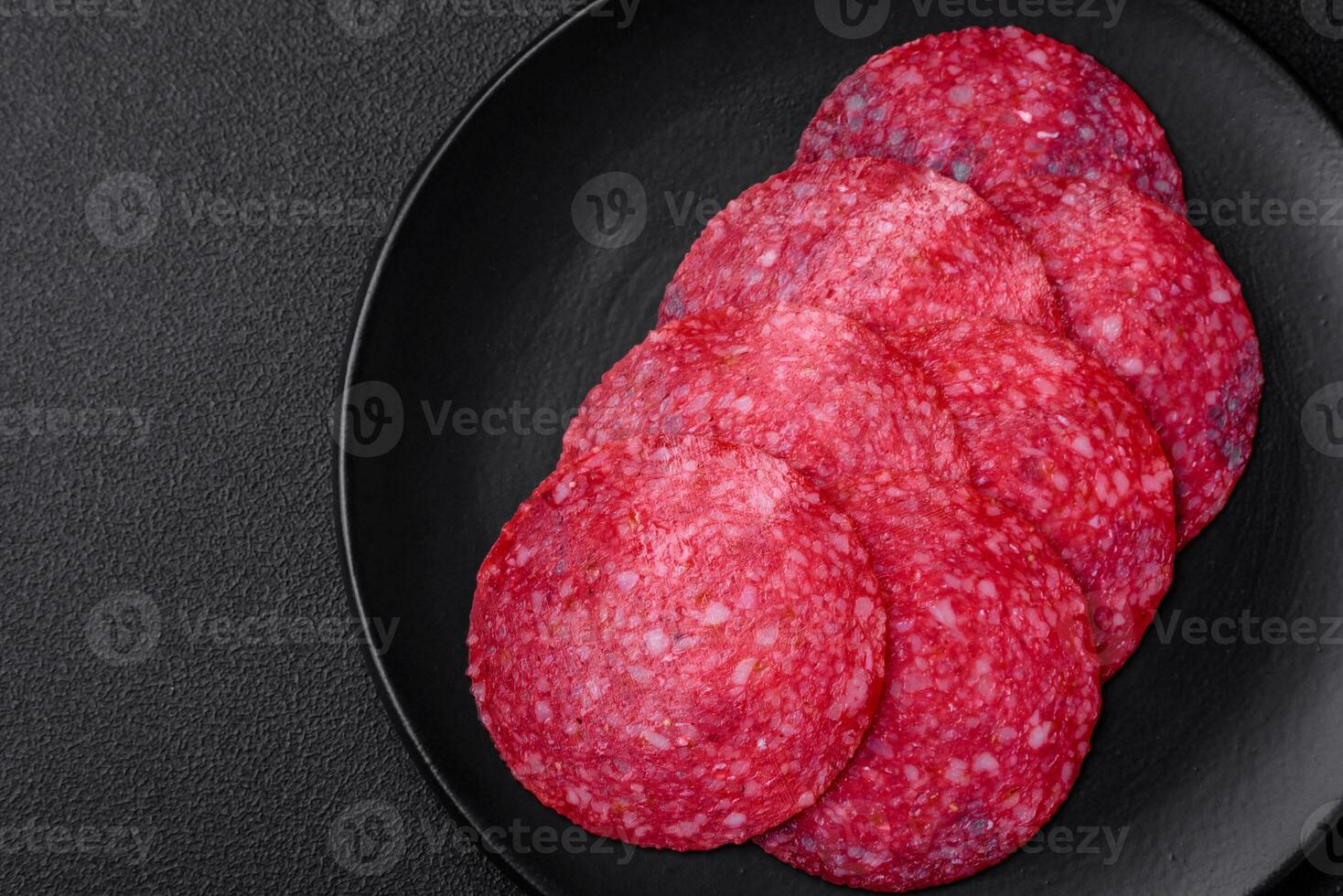 delicioso defumado salame linguiça com sal, especiarias e ervas foto