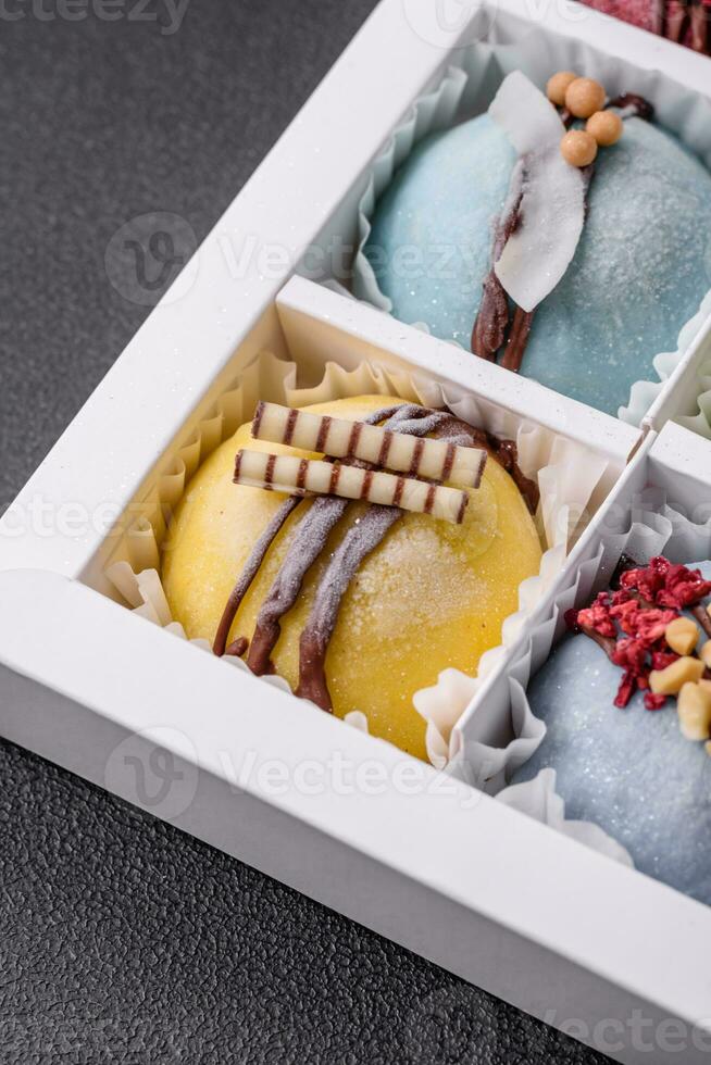 delicioso doce colorida mochi sobremesas ou gelo creme com arroz massa e coberturas foto