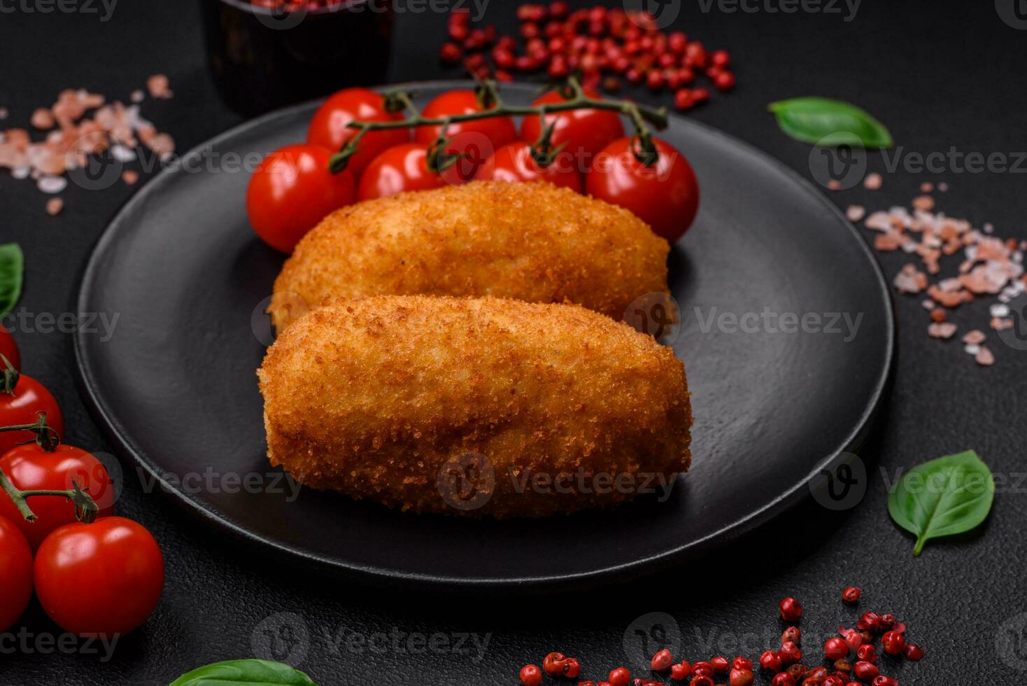 delicioso cozido batata costeleta recheado com frango e vegetais, especiarias e sal foto