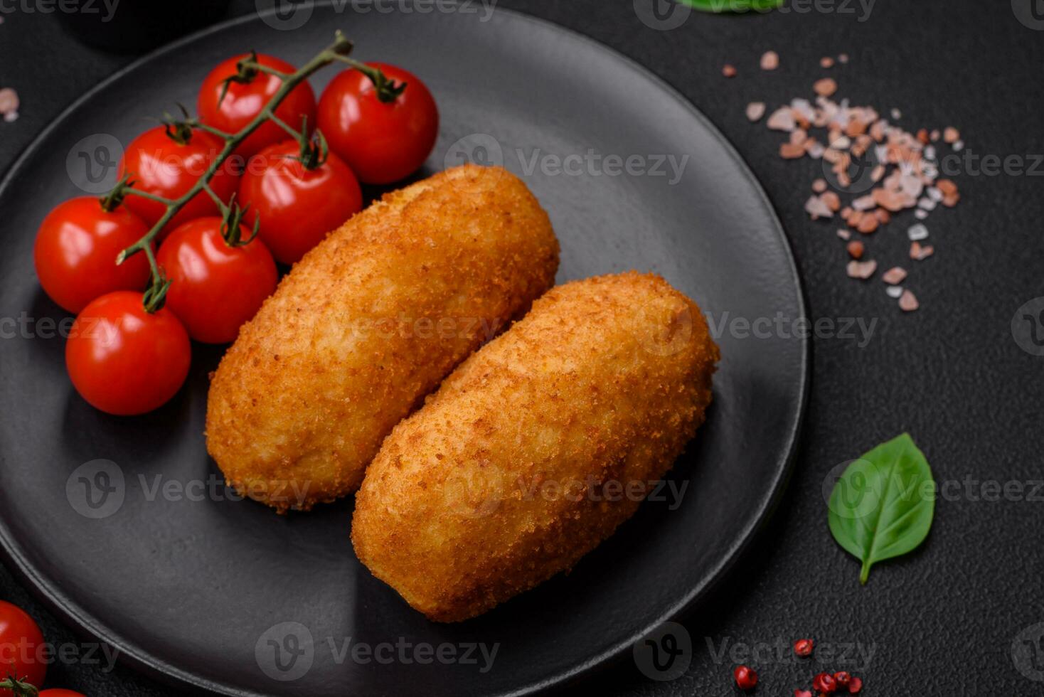 delicioso cozido batata costeleta recheado com frango e vegetais, especiarias e sal foto