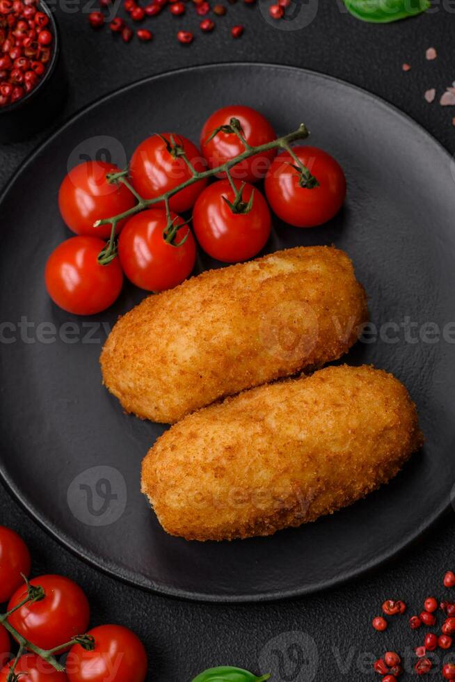 delicioso cozido batata costeleta recheado com frango e vegetais, especiarias e sal foto