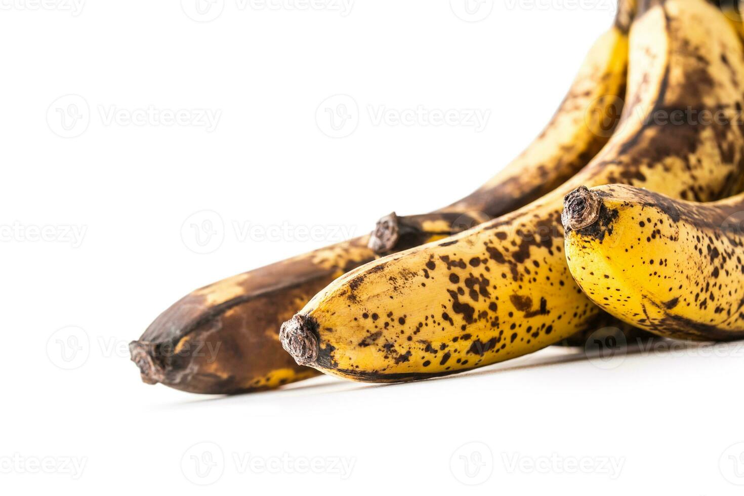 banana. sobre maduro bananas isolado em branco com sombras foto