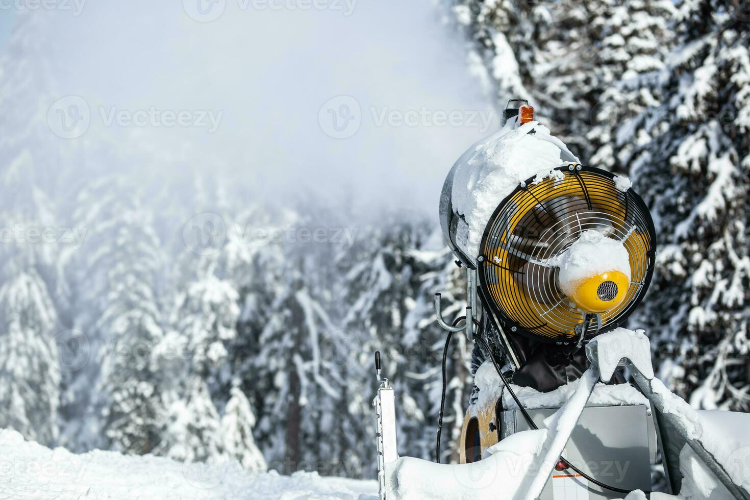 neve canhão arma de fogo ou máquina sprays água e neva uma esqui ou pelo país rastrear foto