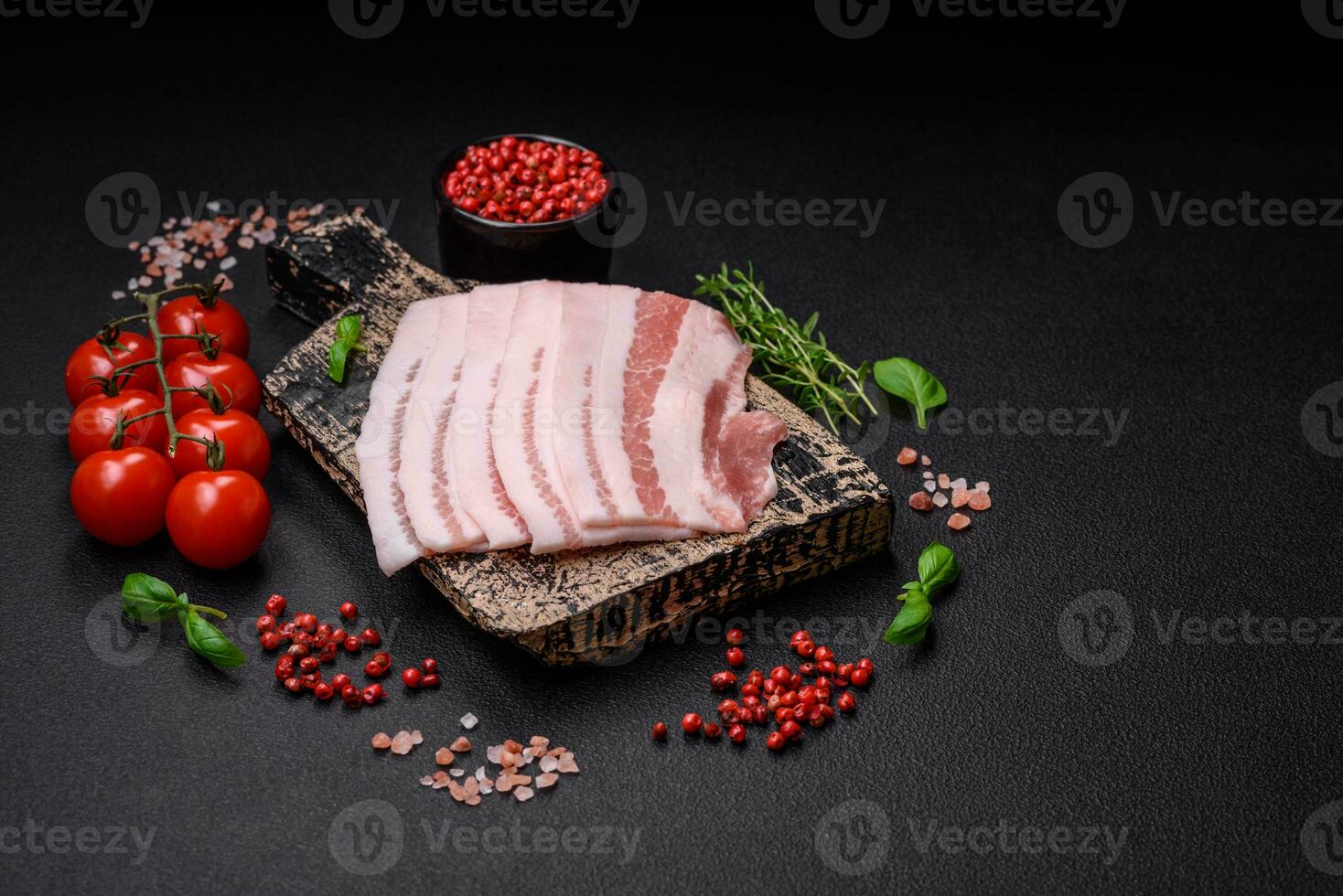 fresco cru bacon cortar para dentro fatias com sal, especiarias e ervas foto