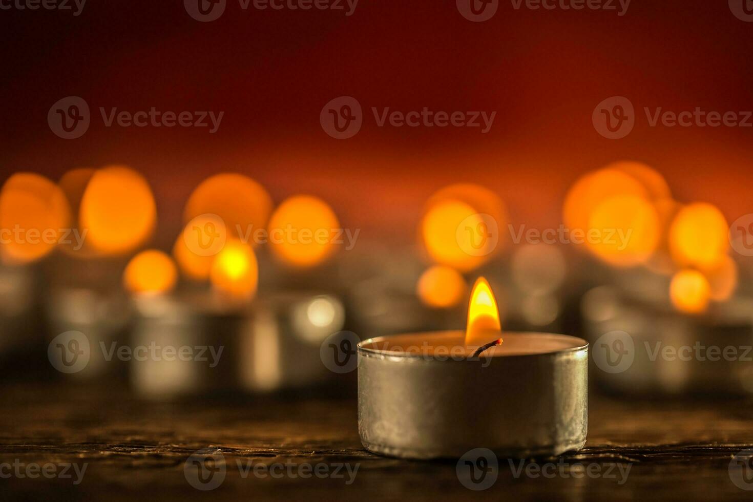 muitos velas simbolizando velório religiosos Natal spa celebração aniversário espiritualidade Paz memorial ou feriado queimando às noite foto