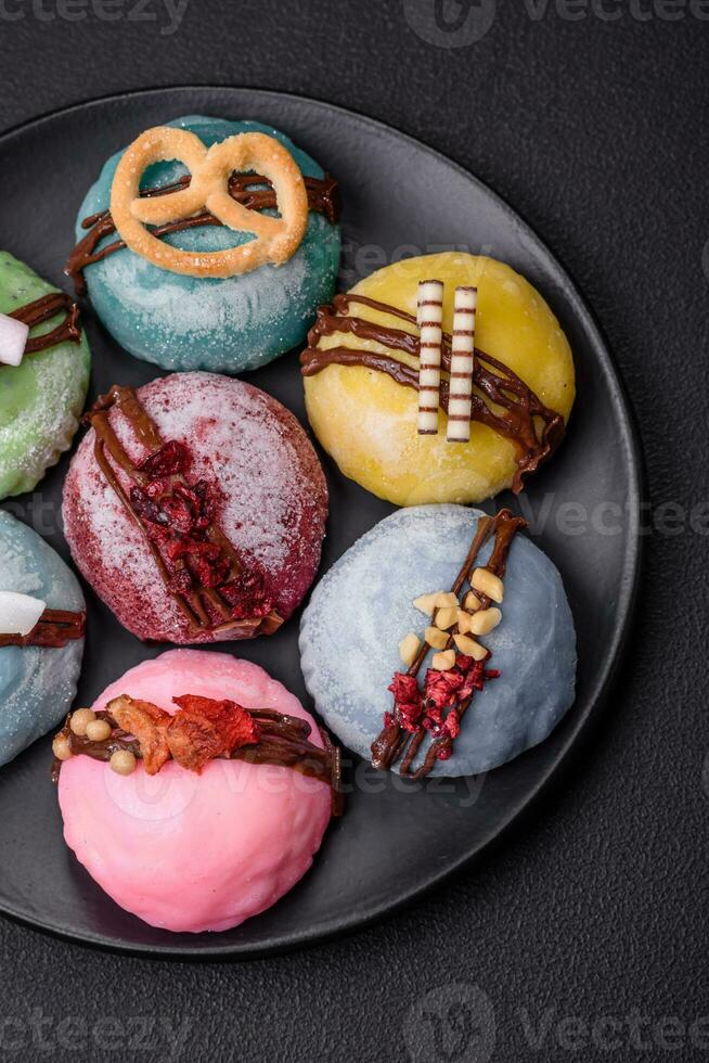 delicioso doce colorida mochi sobremesas ou gelo creme com arroz massa e coberturas foto