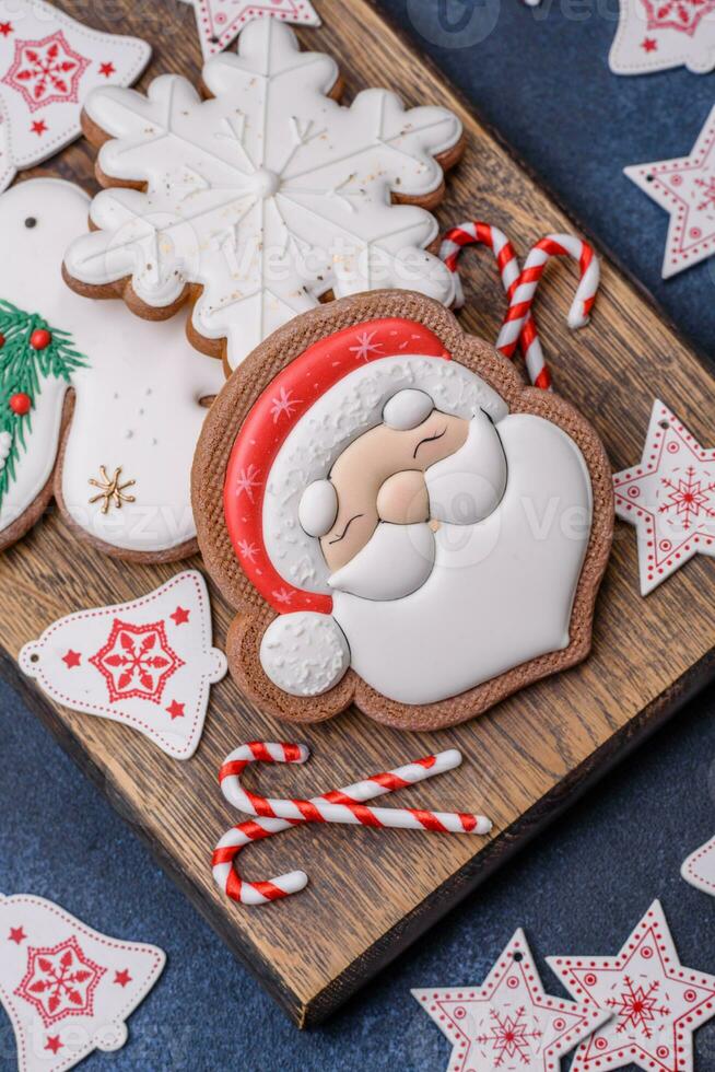 lindo festivo Natal Pão de gengibre fez de mão com decoração elementos foto