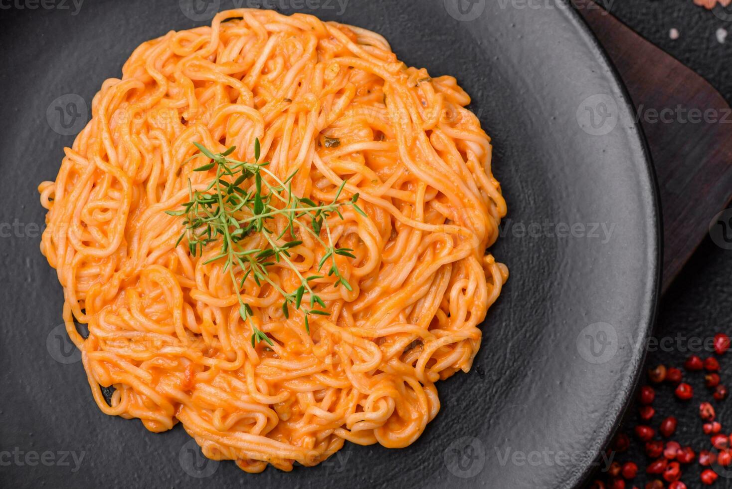 delicioso fresco massa consistindo do fino Macarrão, vermelho pesto Rosso molho com especiarias e ervas foto