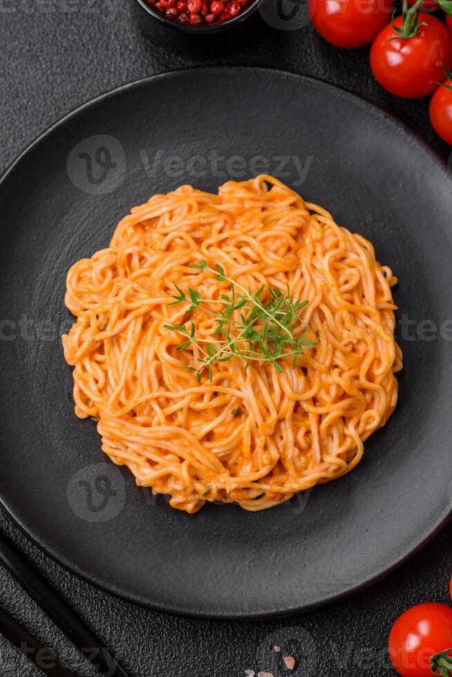 delicioso fresco massa consistindo do fino Macarrão, vermelho pesto Rosso molho com especiarias e ervas foto