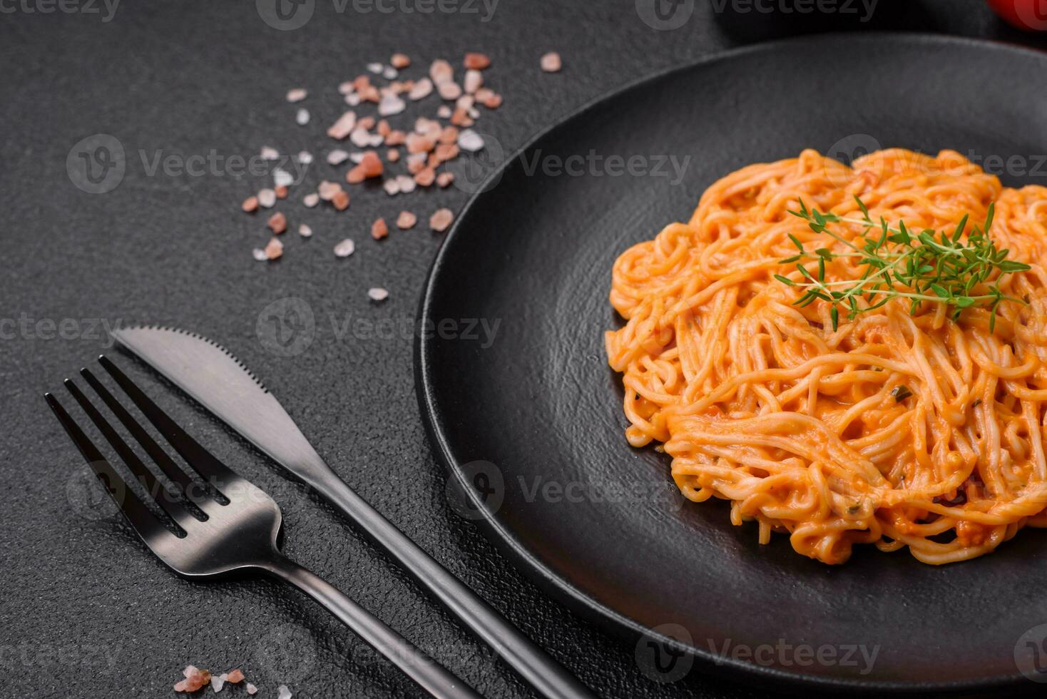 delicioso fresco massa consistindo do fino Macarrão, vermelho pesto Rosso molho com especiarias e ervas foto