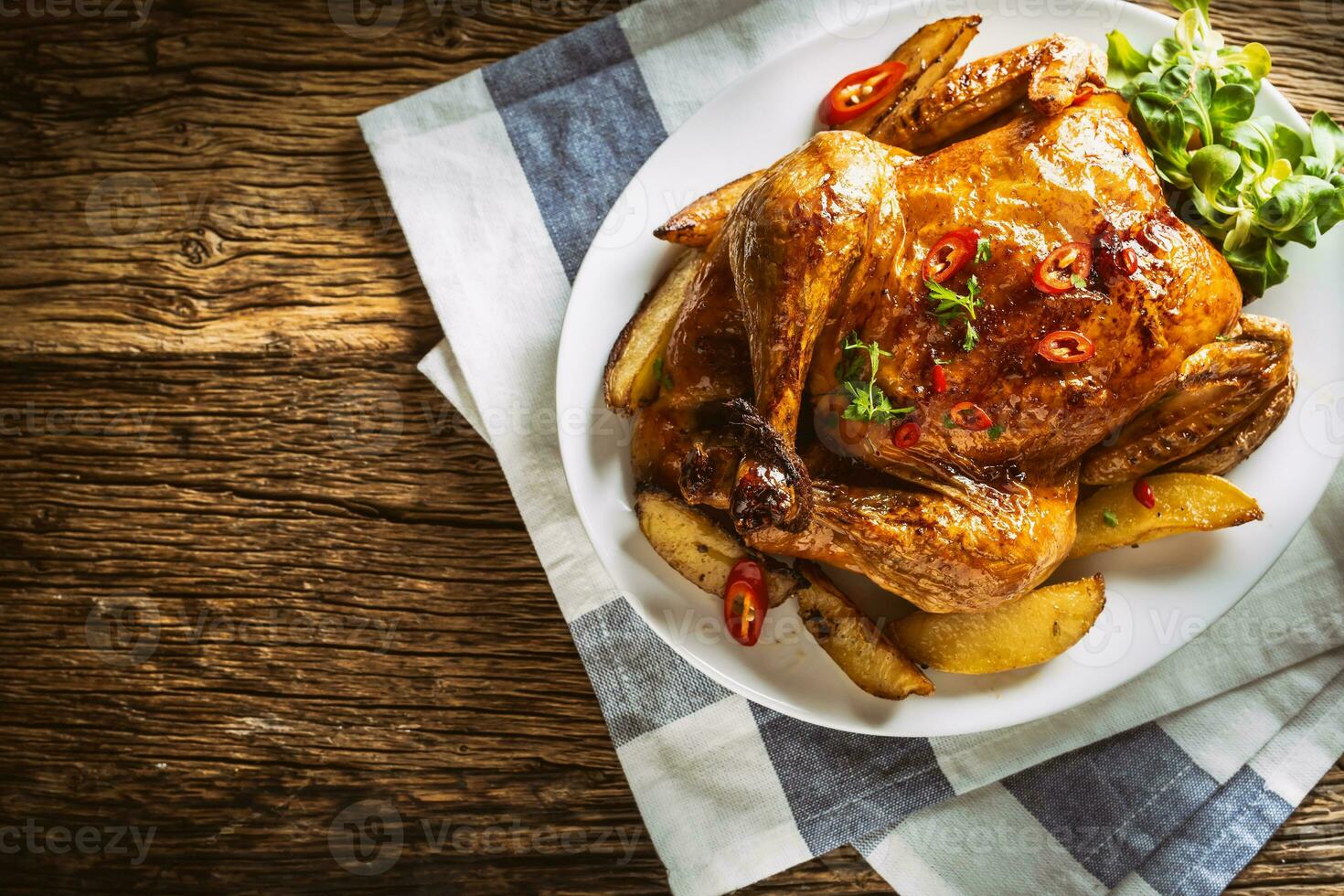 assado frango e americano batatas com Pimenta pimentas e ervas - topo do Visão foto