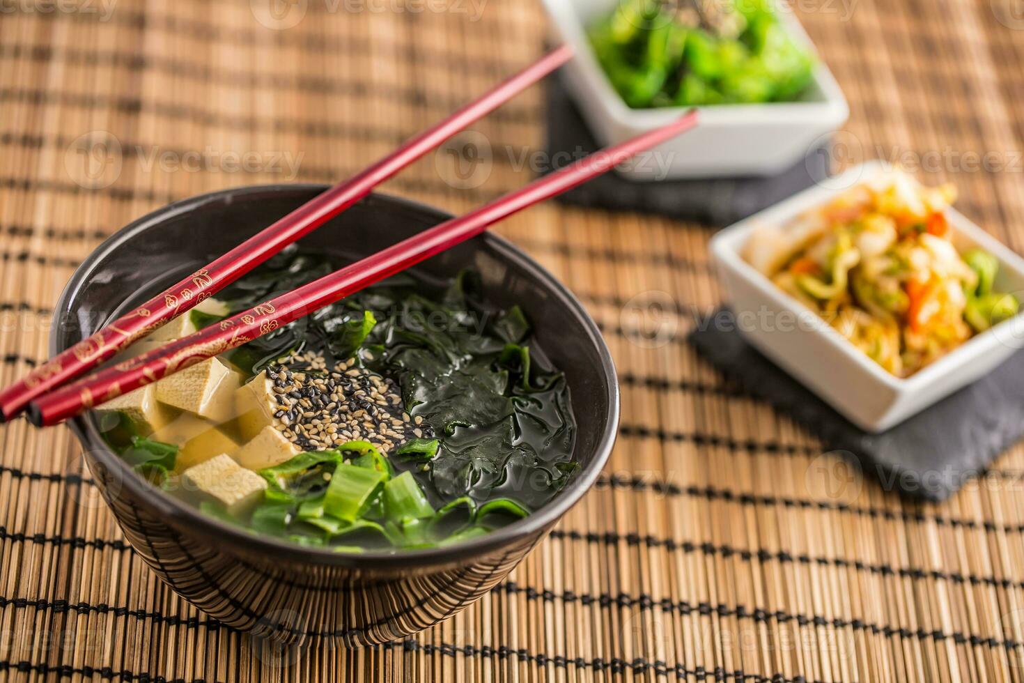 tradicional japonês sopa missô com tofu algas marinhas pauzinhos e jovem cebola foto