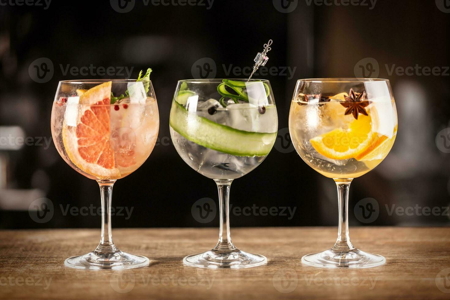 Gin tônico grandes beber Como uma clássico coquetel dentro vários formulários com guarnição, enfeite, adorno dentro Individual óculos tal Como laranja, toranja, ou pepino foto