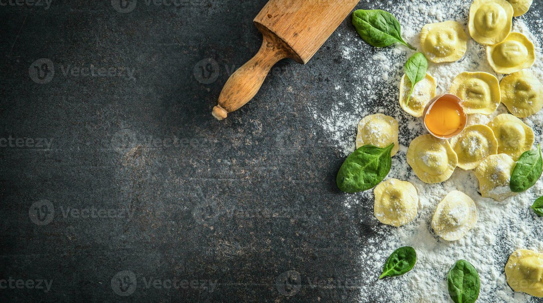 cru Ravioli com farinha ovo musrooms e e espinafre - topo do visualizar. italiano ou Mediterrâneo saudável cozinha foto