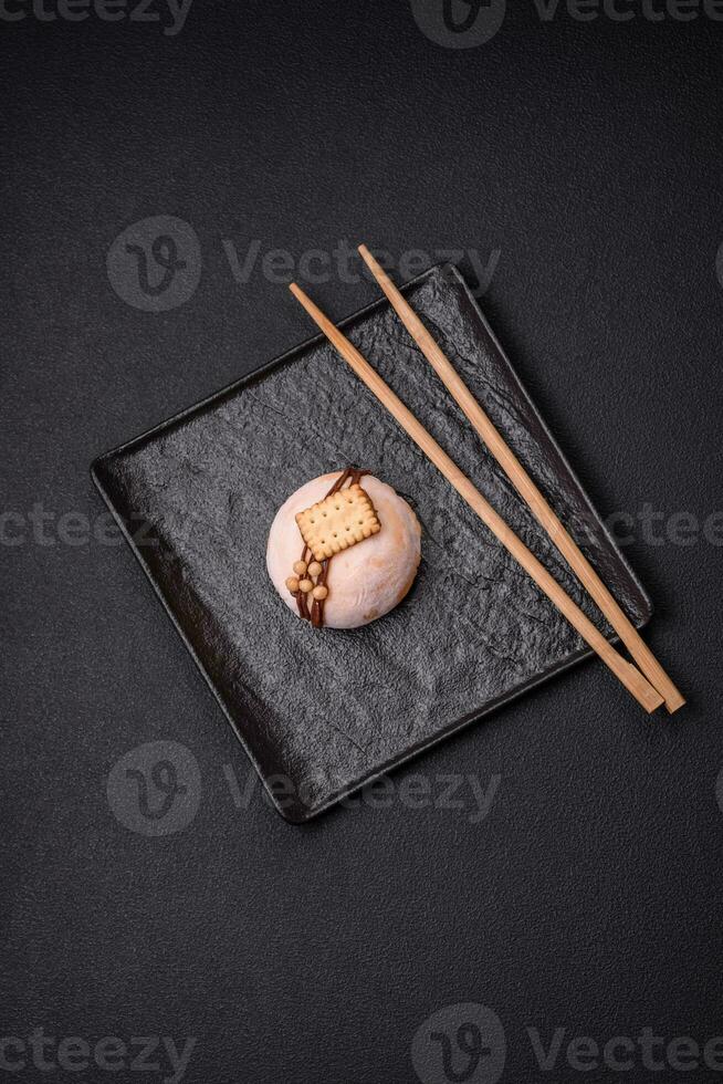 delicioso doce colorida mochi sobremesas ou gelo creme com arroz massa e coberturas foto