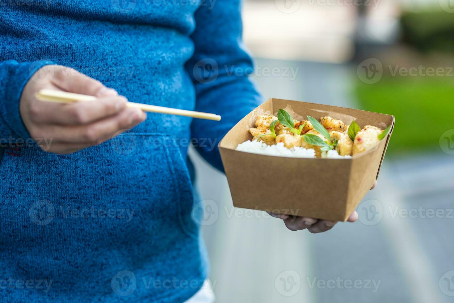 jovem do homem mãos segurando almoço dentro uma caixa do reciclado papel foto