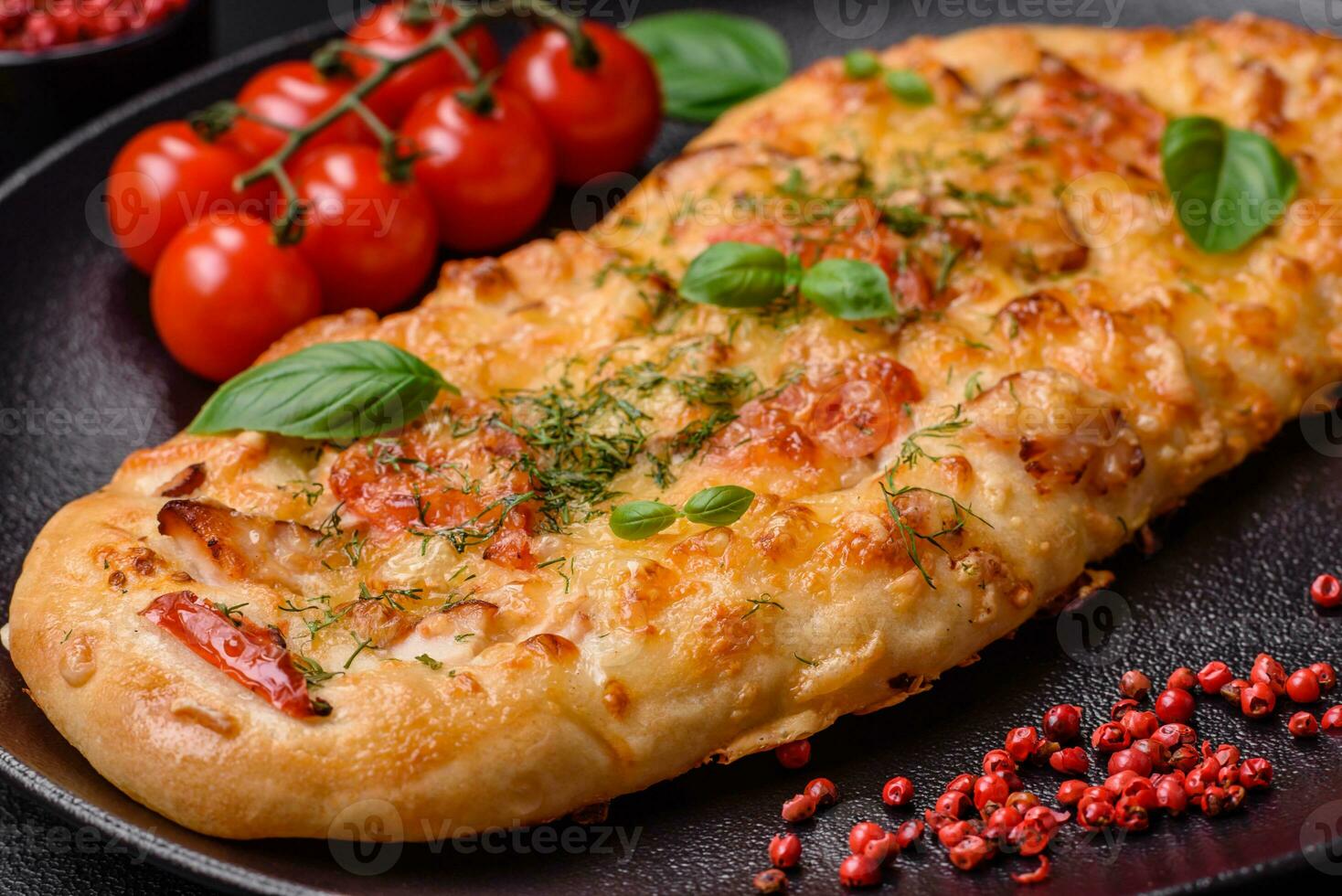 delicioso forno fresco pão sírio pizza com queijo, tomates, salsicha, sal e especiarias foto