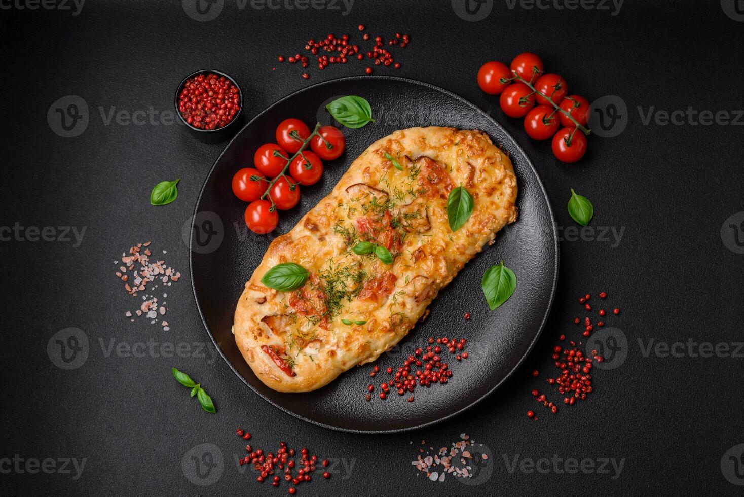 delicioso forno fresco pão sírio pizza com queijo, tomates, salsicha, sal e especiarias foto