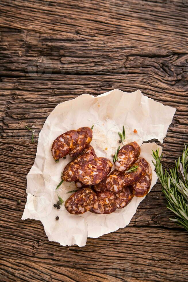 salsichas. defumado salsichas. chouriço salsichas com vegetal alecrim especiarias e cozinha utensílio. foto