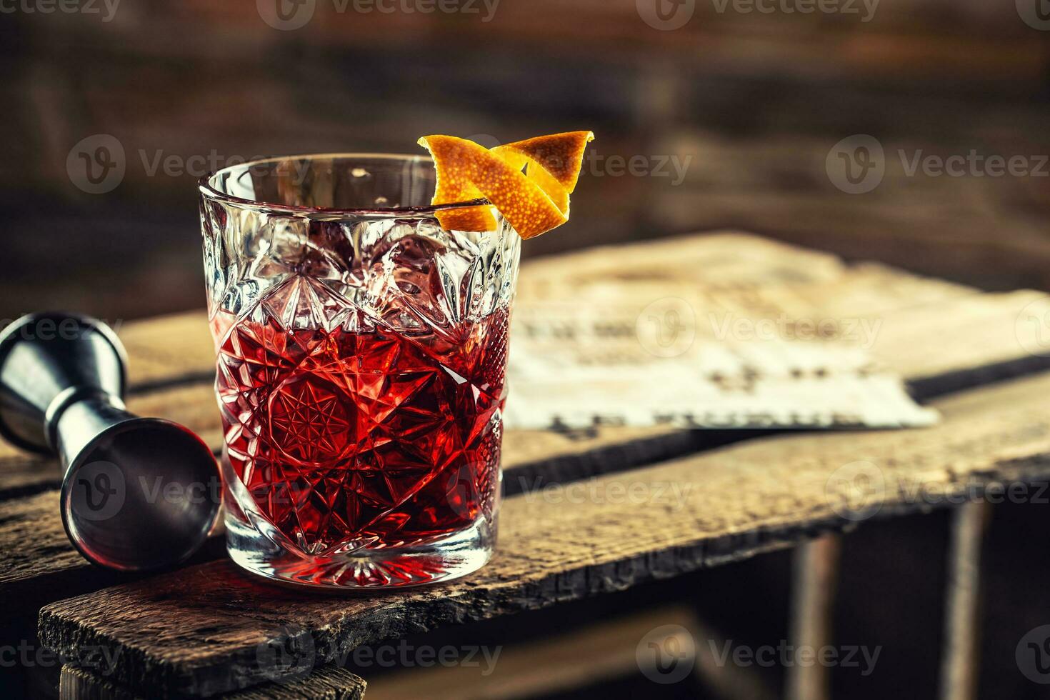 coquetel negroni em uma velho de madeira borda. beber com Gin, campari martini Rosso e laranja foto
