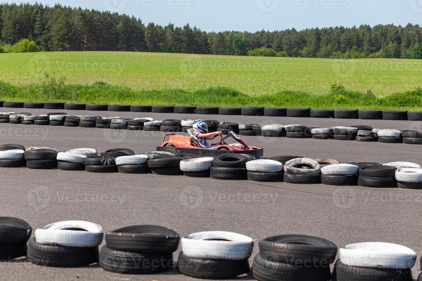 juventude ir kart piloto em acompanhar. foto