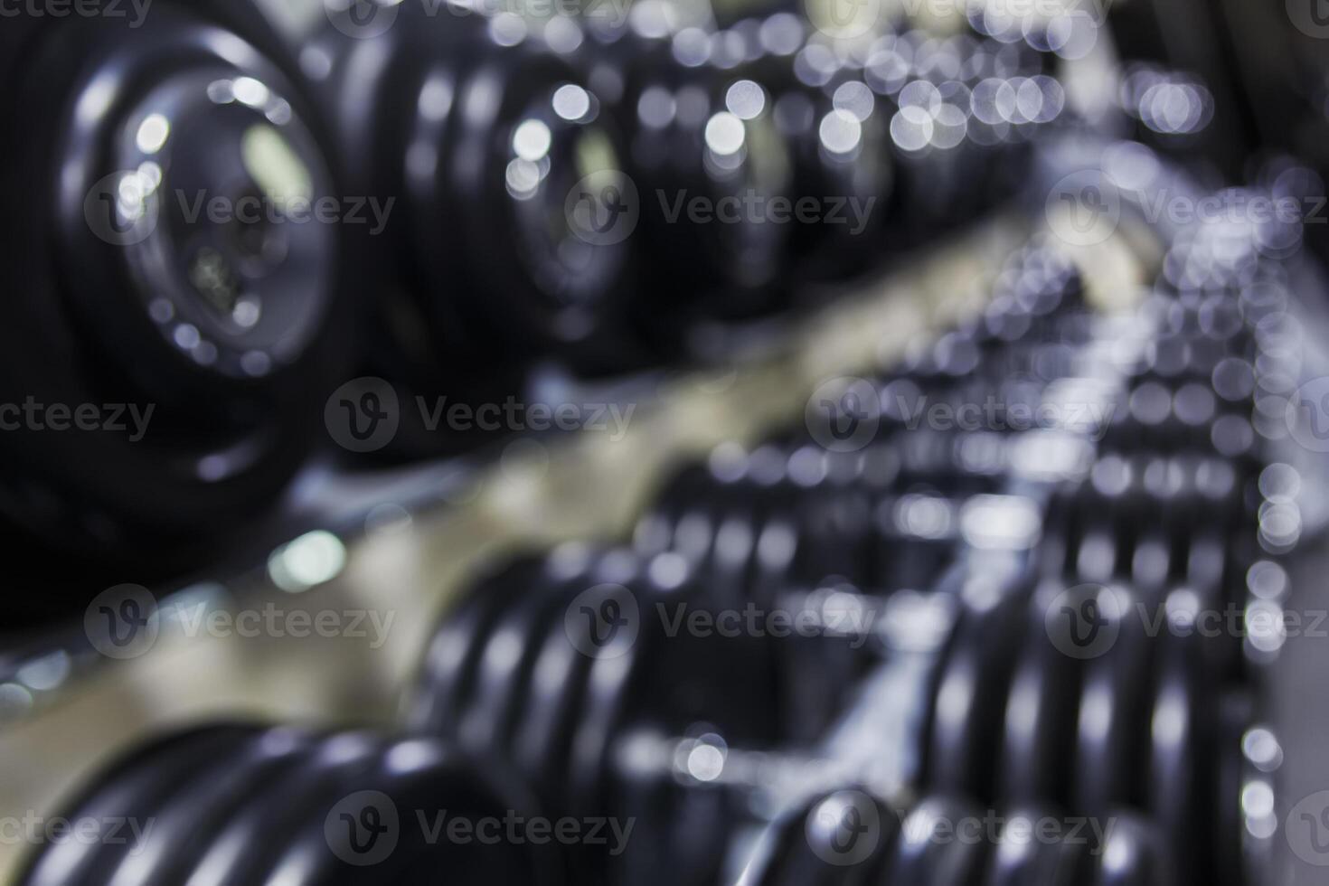 Preto haltere definir. fechar acima muitos emborrachado halteres em prateleira dentro esporte ginástica Centro , peso Treinamento equipamento conceito foto