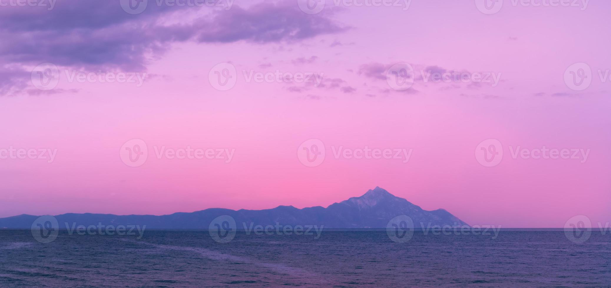 nascer do sol cênico na praia de sarti, halkidiki, sithonia, grécia, europa. nascer do sol dourado sobre a montanha athos, dramática paisagem marítima matinal do mar Egeu. foto