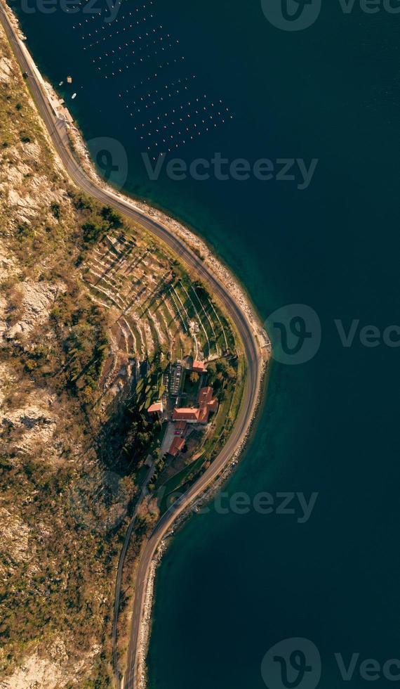 mosteiro de banja, na costa da baía de kotor, mar Adriático, entre as cidades de risan e perast, em montenegro. atirar de cima por drone. foto