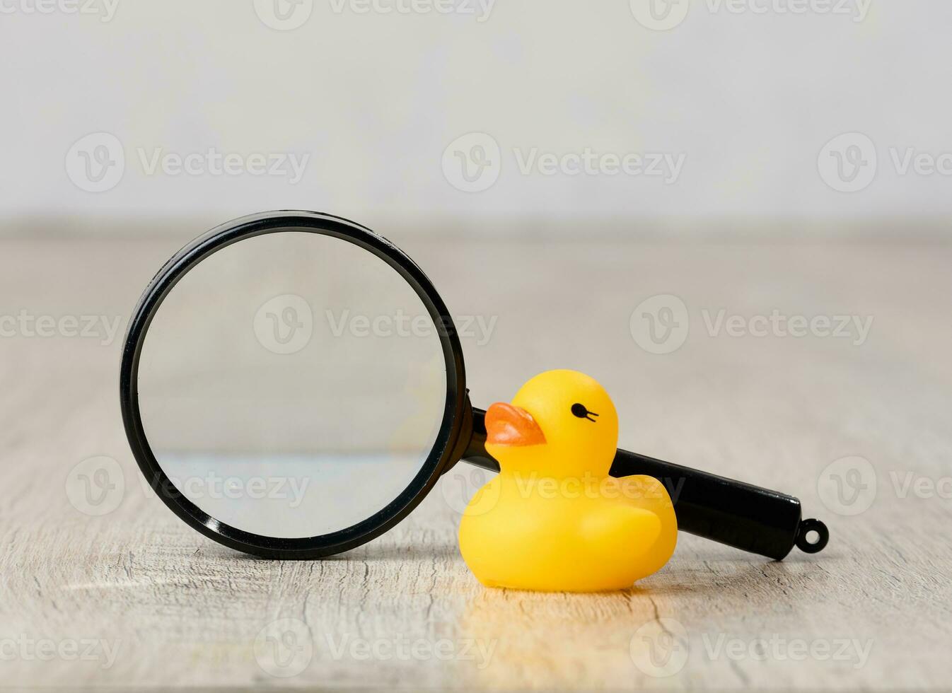 amarelo borracha patos em uma branco fundo, crianças brinquedo foto